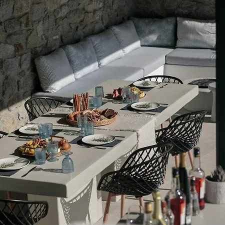 Milagro, Villa Mikri Vigla